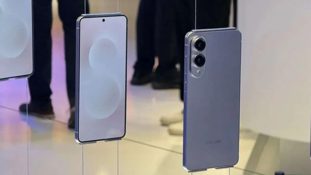 Samsung Battery Drain Issue: OneUI 7 अपडेट के बाद Samsung यूजर्स की बढ़ी टेंशन, इन स्मार्टफोन की बैटरी जल्द ही हो जाएगी खत्म।