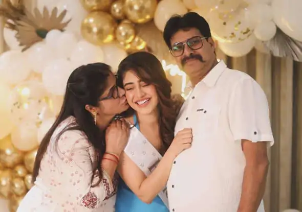 Shivangi Joshi Birthday: शिवांगी जोशी ने अपना 27वां जन्मदिन परिवार के साथ मनाया, ब्लू ड्रेस में प्रिंसेस लुक 