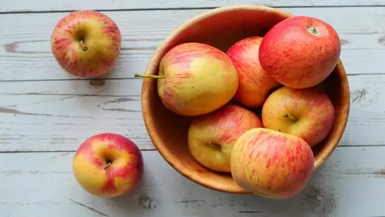 Apple Eating Benefits: छोटे से फल में है हर बीमारी का इलाज, रोज़ एक सेब खाने के फायदे जानकर रह जाएंगे दंग!