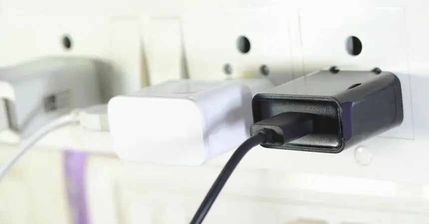 Electricity Saving Tips: क्या चार्जिंग के बाद भी ऑन स्विच में लगे चार्जर से बिजली खर्च होती है? जानें सच और बचाव के तरीके