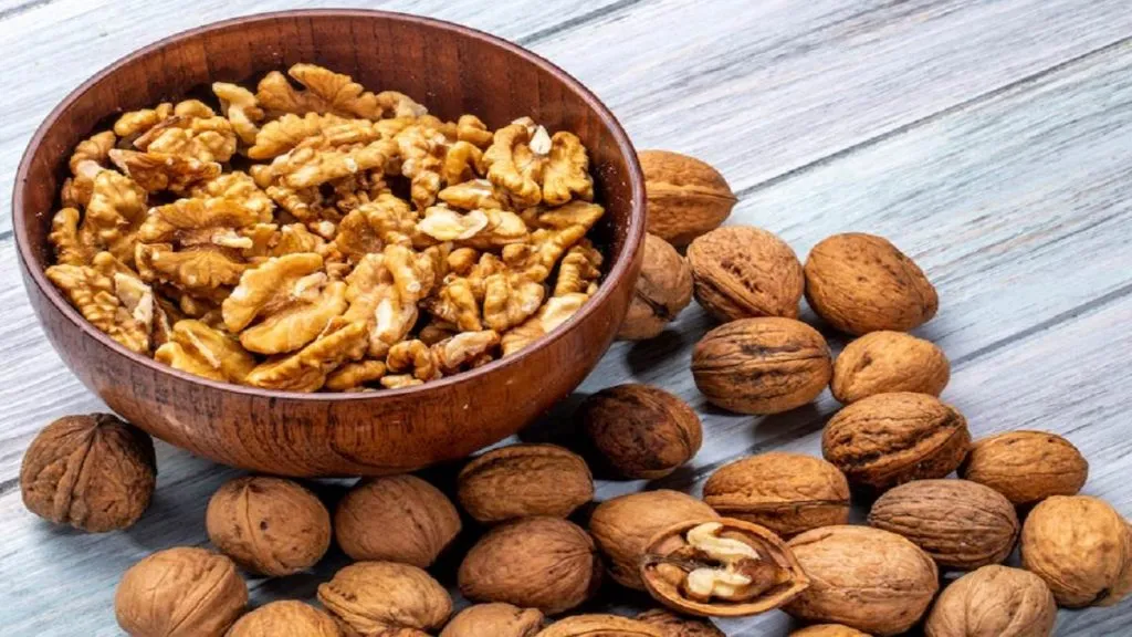 Walnut Benefits: रोजाना अखरोट खाएं, दिमाग होगा तेज, वजन रहेगा कंट्रोल और पाचन में होगा सुधार Walnut Benefits: रोजाना अखरोट खाएं, दिमाग होगा तेज, वजन रहेगा कंट्रोल और पाचन में होगा सुधार