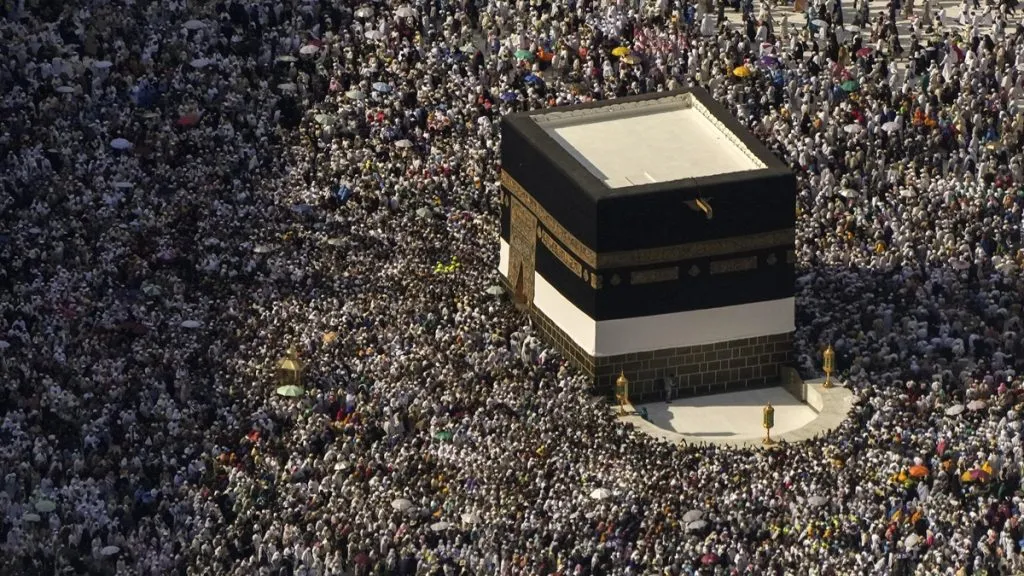 Hajj 2025 Update: जानें हज यात्रा की शुरुआत कब और किसने की थी?