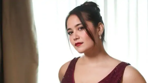 Archita Phukan Controversy: कौन हैं बेबी डॉल अर्चिता फुकन? वायरल वीडियो और AI विवाद ने मचाया तहलका Archita Phukan Controversy: कौन हैं बेबी डॉल अर्चिता फुकन? वायरल वीडियो और AI विवाद ने मचाया तहलका