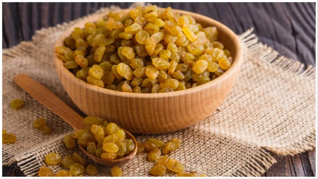 Benefits of Raisins: रोज सुबह खाली पेट भीगी किशमिश खाने से मिलते हैं ये चमत्कारी फायदे