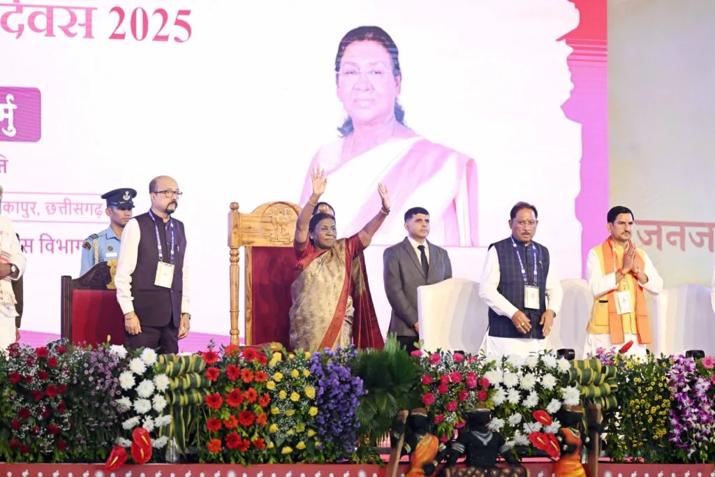 राष्ट्रपति द्रौपदी मुर्मु ने अंबिकापुर में मनाए गए जनजातीय गौरव दिवस समारोह में की शिरकत, कहा—भारत के इतिहास में जनजातीय समाज का योगदान गौरवशाली राष्ट्रपति द्रौपदी मुर्मु ने अंबिकापुर में मनाए गए जनजातीय गौरव दिवस समारोह में की शिरकत, कहा—भारत के इतिहास में जनजातीय समाज का योगदान गौरवशाली