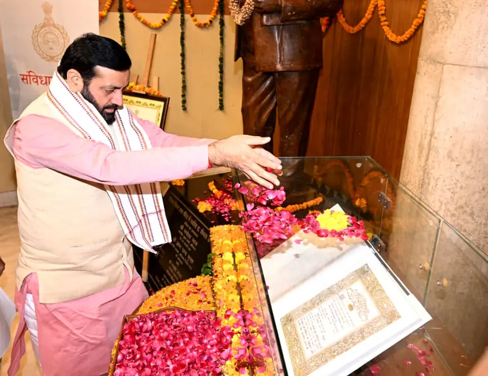 संविधान की राह पर प्रगति कर रहा देश, किसानों-कर्मचारियों के सहयोग से समरसता का निर्माण संविधान की राह पर प्रगति कर रहा देश, किसानों-कर्मचारियों के सहयोग से समरसता का निर्माण