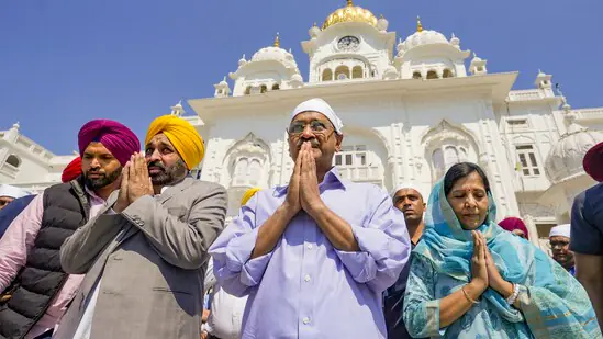 अरविंद केजरीवाल और पंजाब के मुख्यमंत्री भगवंत मान ने की अरंभ श्री अखंड पाठ साहिब में श्रद्धापूर्वक हाज़िरी