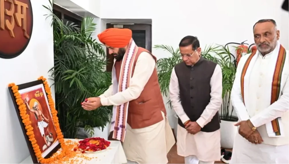 भगवान बिरसा मुंडा जी की प्रतिमा पर श्रद्धासुमन अर्पित करते हुए मुख्यमंत्री श्री नायब सिंह सैनी