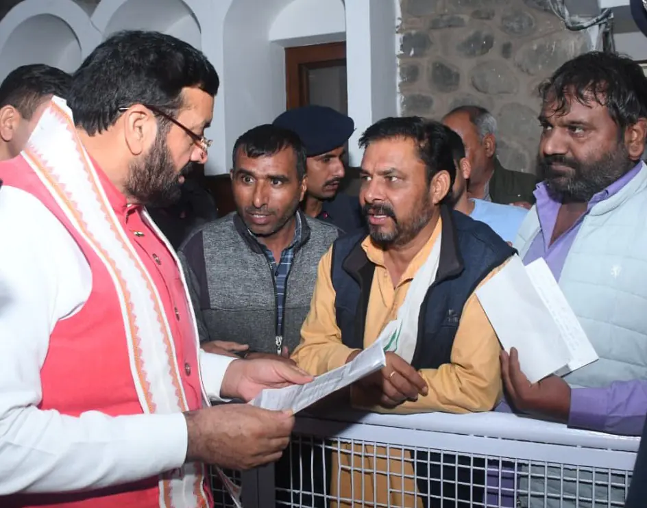 मुख्यमंत्री नायब सिंह सैनी ने संत कबीर कुटीर में सुनी आमजन की समस्याएँ, अधिकारियों को दिए त्वरित समाधान के निर्देश मुख्यमंत्री नायब सिंह सैनी ने संत कबीर कुटीर में सुनी आमजन की समस्याएँ, अधिकारियों को दिए त्वरित समाधान के निर्देश