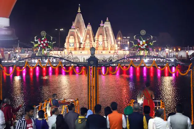 अंतर्राष्ट्रीय गीता महोत्सव के आखिरी दिन ब्रह्मसरोवर पर उमड़ी भारी भीड़, सरस एवं शिल्प मेले में खरीदारी चरम पर अंतर्राष्ट्रीय गीता महोत्सव के आखिरी दिन ब्रह्मसरोवर पर उमड़ी भारी भीड़, सरस एवं शिल्प मेले में खरीदारी चरम पर