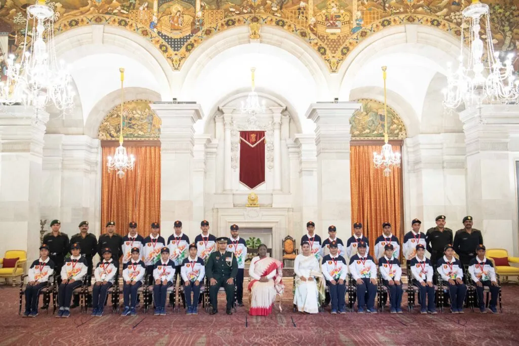 उधमपुर (जम्मू-कश्मीर) के विद्यार्थियों ने राष्ट्रीय एकता यात्रा के तहत राष्ट्रपति द्रौपदी मुर्मु से की मुलाकात उधमपुर (जम्मू-कश्मीर) के विद्यार्थियों ने राष्ट्रीय एकता यात्रा के तहत राष्ट्रपति द्रौपदी मुर्मु से की मुलाकात