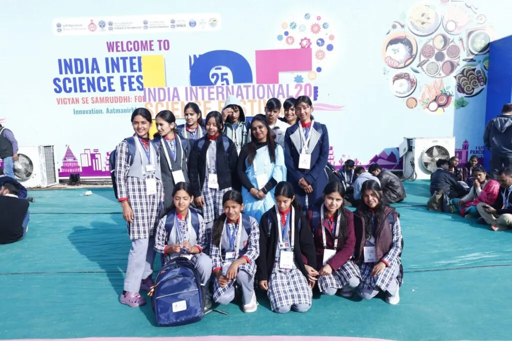 IISF 2025 में दिखा युवाओं का अद्भुत उत्साह, 10 हजार से अधिक छात्रों ने लिया भाग