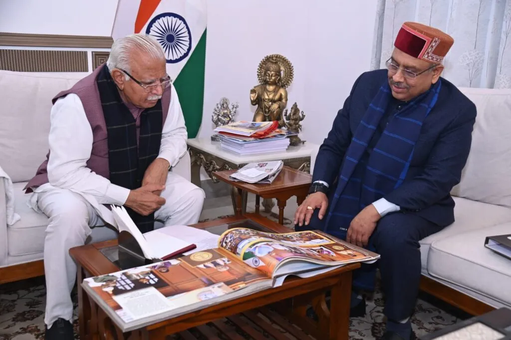 दिल्ली विधानसभा की ‘शताब्दी यात्रा’ कॉफी टेबल पुस्तक भेंट, संसदीय परंपराओं का जीवंत दस्तावेज