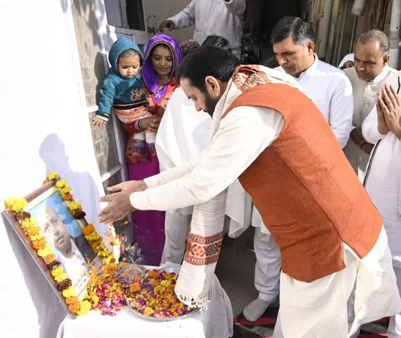 मुख्यमंत्री नायब सिंह सैनी ने हिसार में शोकाकुल परिवारों से की मुलाकात, दिवंगतों को दी श्रद्धांजलि मुख्यमंत्री नायब सिंह सैनी ने हिसार में शोकाकुल परिवारों से की मुलाकात, दिवंगतों को दी श्रद्धांजलि