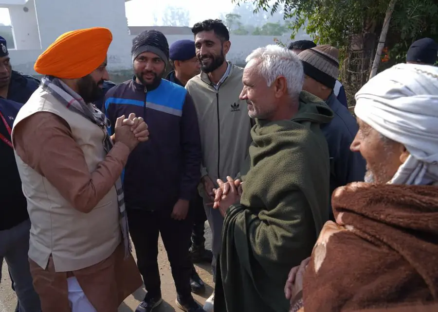 राखीगढ़ी जाते समय मुख्यमंत्री नायब सिंह सैनी का गांव ईंटल में पड़ाव, ग्रामीणों से किया संवाद राखीगढ़ी जाते समय मुख्यमंत्री नायब सिंह सैनी का गांव ईंटल में पड़ाव, ग्रामीणों से किया संवाद