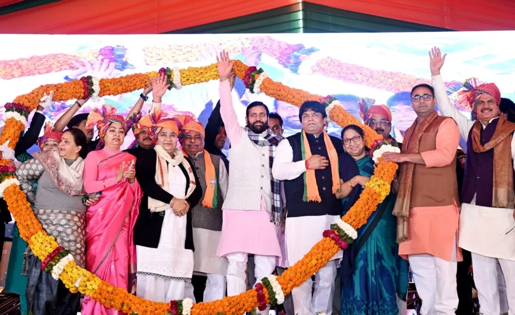 विकसित गुरुग्राम महारैली में उमड़ा जनसैलाब, ₹113.64 करोड़ की विकास परियोजनाओं का उद्घाटन व शिलान्यास विकसित गुरुग्राम महारैली में उमड़ा जनसैलाब, ₹113.64 करोड़ की विकास परियोजनाओं का उद्घाटन व शिलान्यास