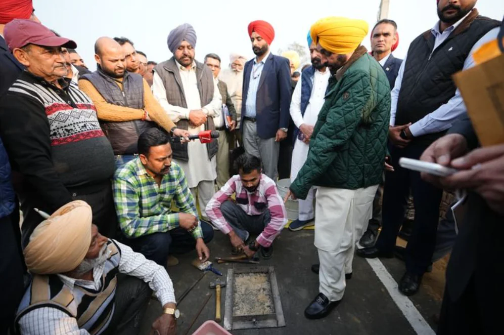 मुख्यमंत्री भगवंत मान ने पटियाला–सरहिंद रोड का औचक निरीक्षण किया, निर्माण कार्यों की गुणवत्ता परखीं मुख्यमंत्री भगवंत मान ने पटियाला–सरहिंद रोड का औचक निरीक्षण किया, निर्माण कार्यों की गुणवत्ता परखीं