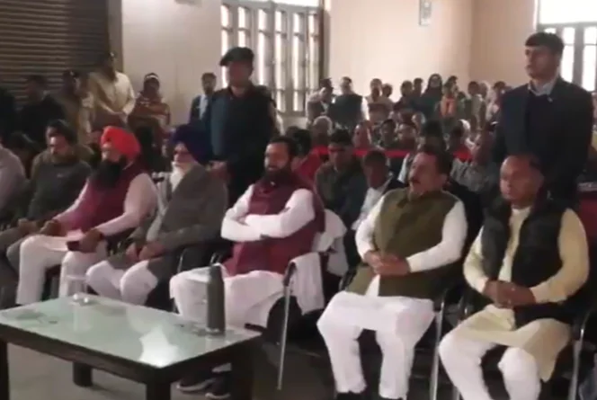 पिपली अनाज मंडी में मुख्यमंत्री नायब सिंह सैनी ने सुना ‘मन की बात’, नागरिकों से की संवाद पिपली अनाज मंडी में मुख्यमंत्री नायब सिंह सैनी ने सुना ‘मन की बात’, नागरिकों से की संवाद