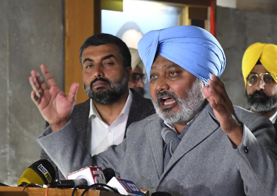 विधानसभा के विशेष सत्र के बाद मीडिया को लाइव संबोधन, अहम मुद्दों पर रखी गई जानकारी विधानसभा के विशेष सत्र के बाद मीडिया को लाइव संबोधन, अहम मुद्दों पर रखी गई जानकारी