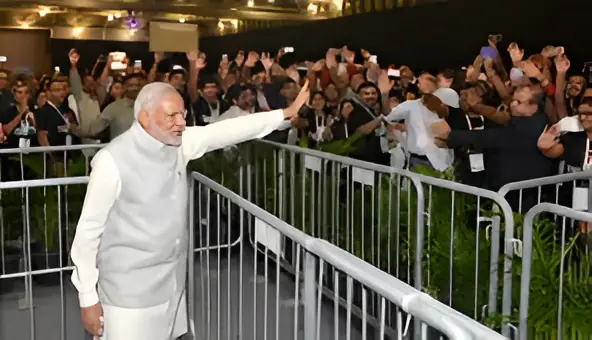 जनसंपर्क में रिकॉर्ड बनाने वाले प्रधानमंत्री: बिना छुट्टी निरंतर जनता की सेवा में समर्पित