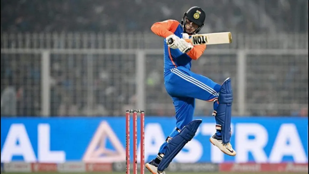 IND vs NZ: पहले ओवर में ही बदला मैच का मिज़ाज, अभिषेक शर्मा की ताक़त के आगे बदली गई गेंद IND vs NZ: पहले ओवर में ही बदला मैच का मिज़ाज, अभिषेक शर्मा की ताक़त के आगे बदली गई गेंद