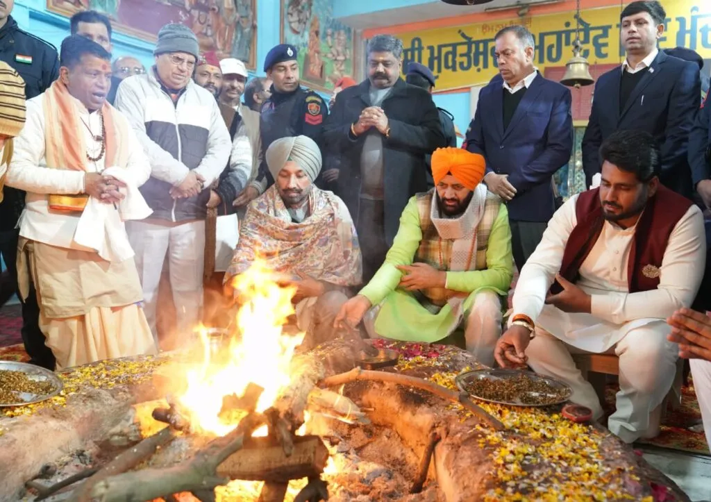 मुख्यमंत्री नायब सिंह सैनी ने समराला के चाहिलां स्थित श्री मुक्तेश्वर महादेव शिव मंदिर में की पूजा-अर्चना, हवन में दी आहुति