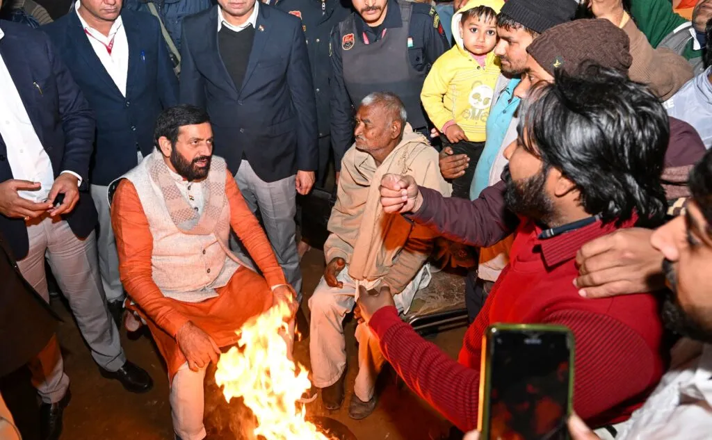 हिसार के कुलेरी गांव में ग्रामीणों से आत्मीय संवाद, अलाव के पास बैठकर सुनीं समस्याएं