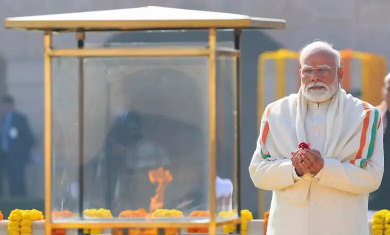 राष्ट्रपिता महात्मा गांधी की 78वीं पुण्यतिथि: देश ने सत्य और अहिंसा के मार्गदर्शक को किया नमन राष्ट्रपिता महात्मा गांधी की 78वीं पुण्यतिथि: देश ने सत्य और अहिंसा के मार्गदर्शक को किया नमन