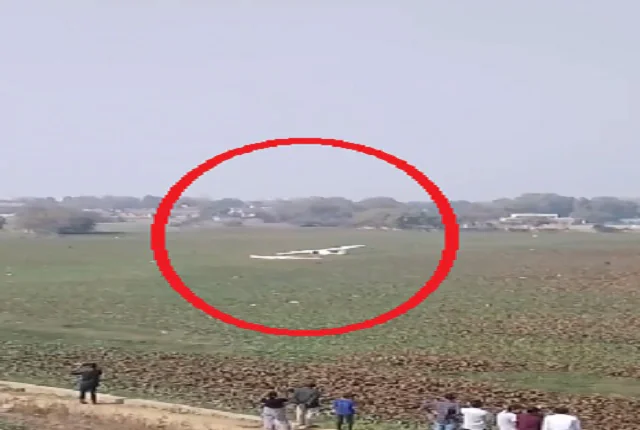 प्रयागराज में बड़ा हादसा टला: माइक्रोलाइट विमान तालाब में गिरा, पैराशूट की मदद से दोनों पायलट सुरक्षित प्रयागराज में बड़ा हादसा टला: माइक्रोलाइट विमान तालाब में गिरा, पैराशूट की मदद से दोनों पायलट सुरक्षित