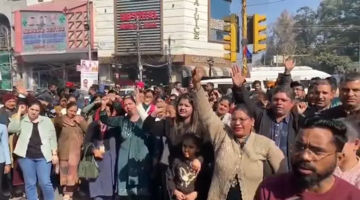 जालंधर में जन संवाद के बीच कर्मचारियों का विरोध, यूनियन नेताओं को नजरबंद करने का आरोप जालंधर में जन संवाद के बीच कर्मचारियों का विरोध, यूनियन नेताओं को नजरबंद करने का आरोप