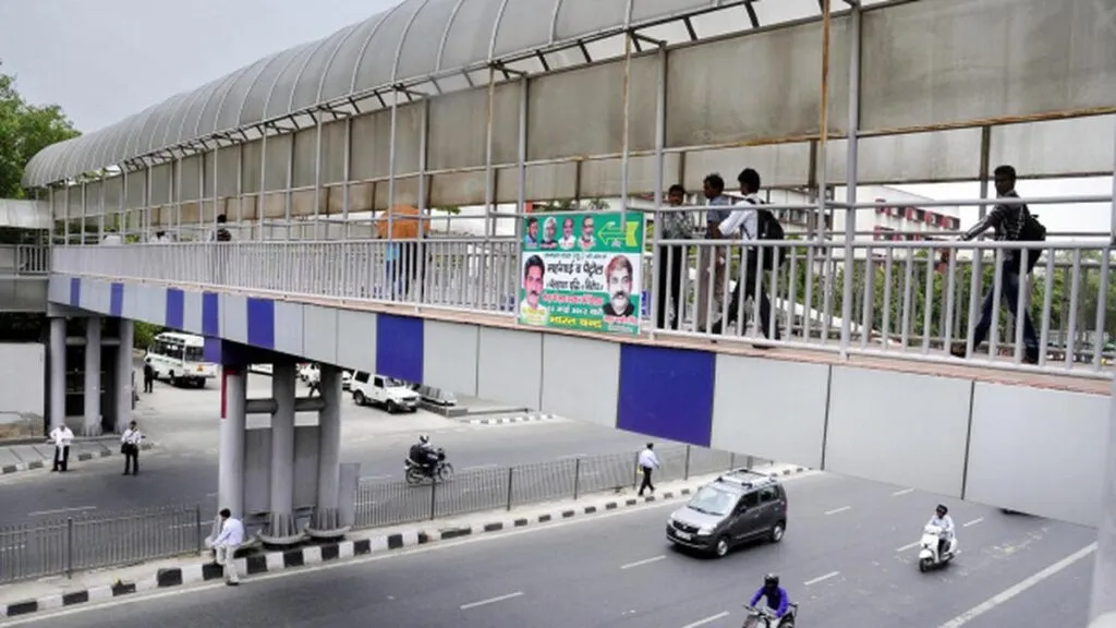 दिल्ली में सड़क सुरक्षा को मिलेगा नया सहारा, 8 नए फुट ओवर ब्रिज के निर्माण को सरकार की हरी झंडी