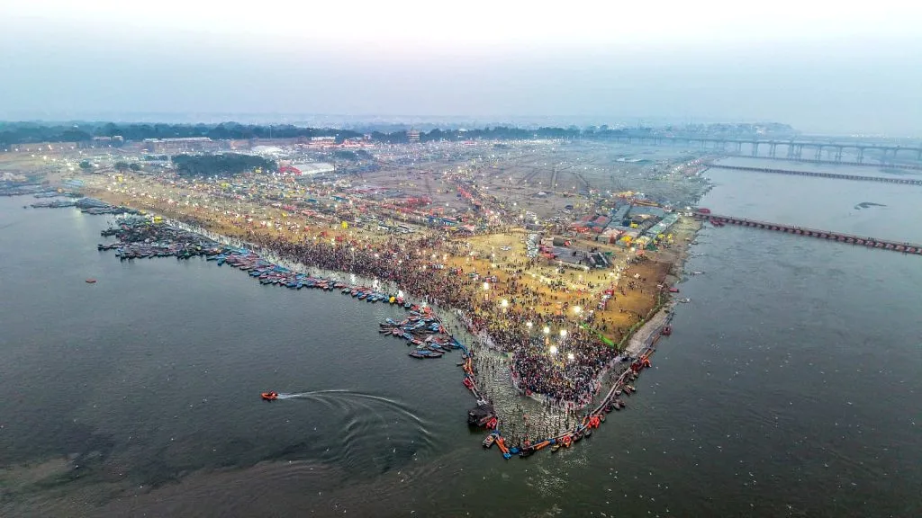 महाशिवरात्रि के पावन स्नान पर प्रयागराज में उमड़ी आस्था की लहर, त्रिवेणी संगम पर साधु-संतों और श्रद्धालुओं ने लगाई डुबकी