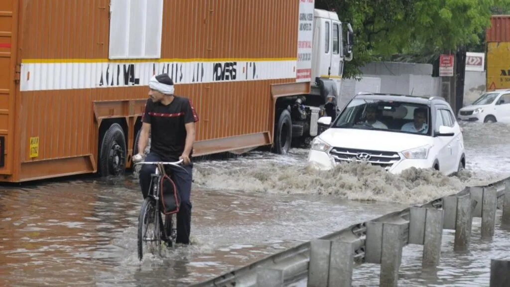 सूरत नगर फेज-1 को जलभराव से राहत: मुख्यमंत्री नायब सिंह सैनी ने गलियों के जीर्णोद्धार और जल निकासी के दिए सख्त निर्देश सूरत नगर फेज-1 को जलभराव से राहत: मुख्यमंत्री नायब सिंह सैनी ने गलियों के जीर्णोद्धार और जल निकासी के दिए सख्त निर्देश